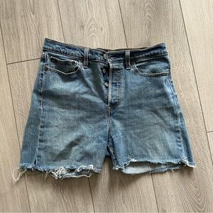 Levi’s Ribcage Straight Cutoff Shorts